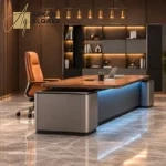 مكتب مدير فاخر بتصميم عصري راقٍ وسطح واسع ووحدات تخزين جانبية