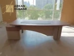 مكتب مودرن بتصميم منحنِ وفاخر